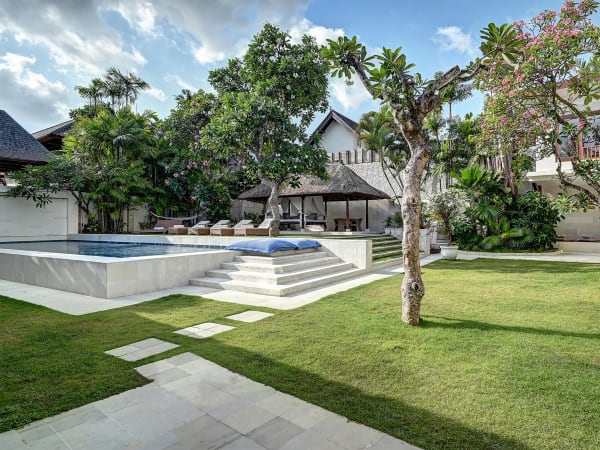 Casa Evaliza - Spacious pool and lawn area